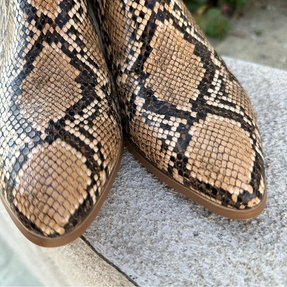 New Steve Madden Julianna Pointed Toe Tan Snake Embossed Bootie Size Womens - Picture 4 of 9